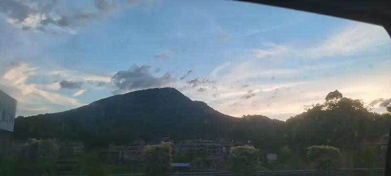 人真正大彻大悟，往往是在经历剧痛之后。
当跌入谷底没人帮，顺境时看不清人心与自己