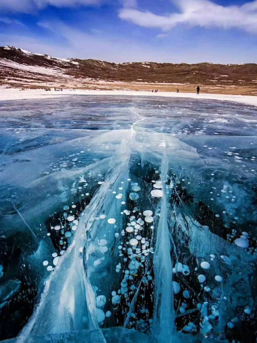 昨天，旅游业又传来噩耗：在俄罗斯伊尔库茨克州贝加尔湖的霍博伊角附近，一辆载有8名