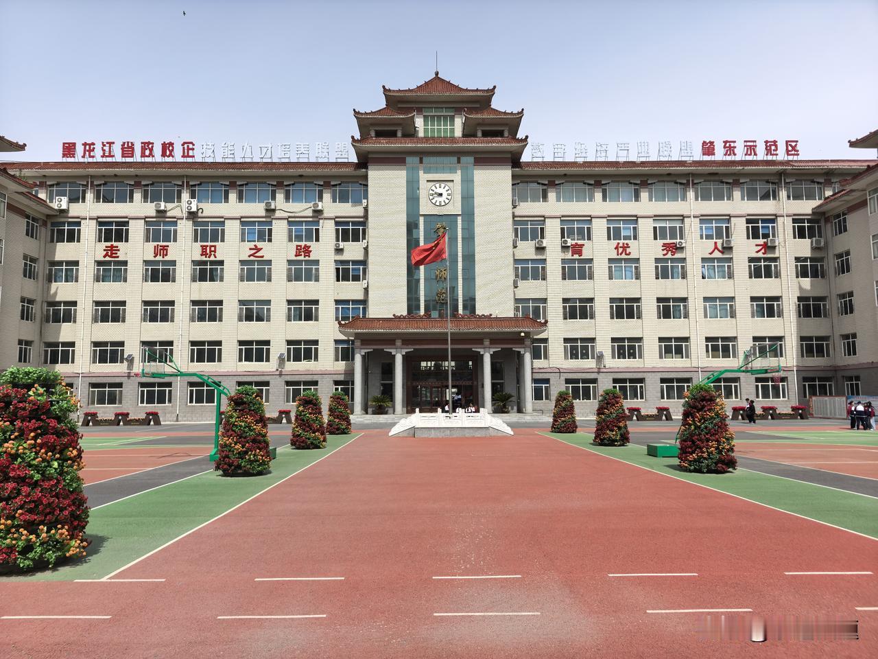 成年人最顶级的自愈能力，四个字：顺其自然。
 
我们总要认清一个现实：我们只是平