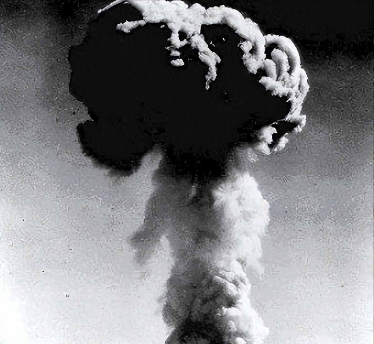 1964年我国原子弹爆炸举国同庆，大家都在欢呼时一位扫厕所老人却哭着问为什么
1