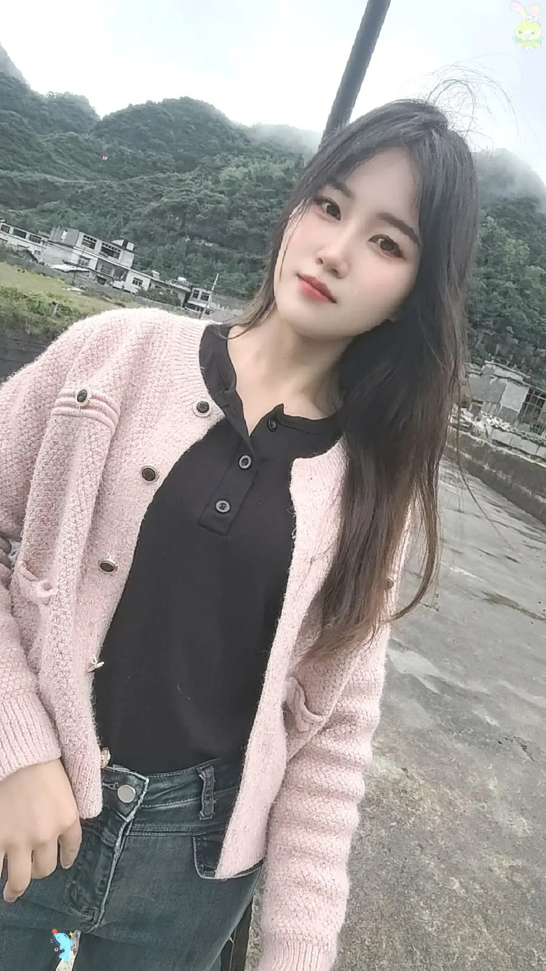 一个情字困住一个人，一个爱字困住一颗心，爱上了一个不能在一起的人，却饱...