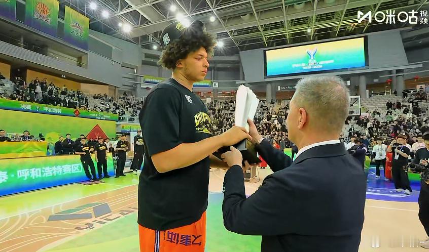 洛夫顿25分8篮板5助攻获得俱乐部杯MVP！这个发型焊死在头上吧，太可爱了！洛夫