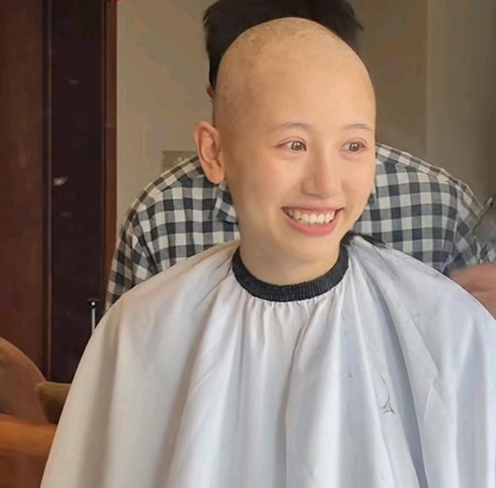 千万粉网红一栗小莎子剃光头抗癌！丈夫陪剃，看哭全网
 
4月10日，千万粉丝网红