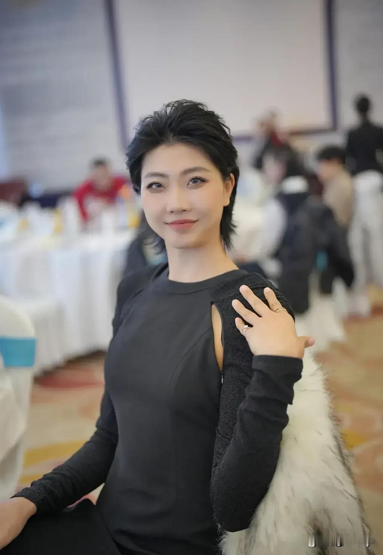 袁心玥加盟瓦基佛银行对中国女排有什么影响?
前几天中国女排队长袁心玥宣布加盟瓦基