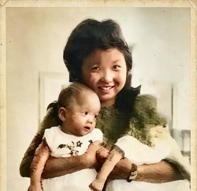 1942年，蒋经国的“私人秘书”章亚若和儿子的合影，不久暴毙身亡
如果把民国人物