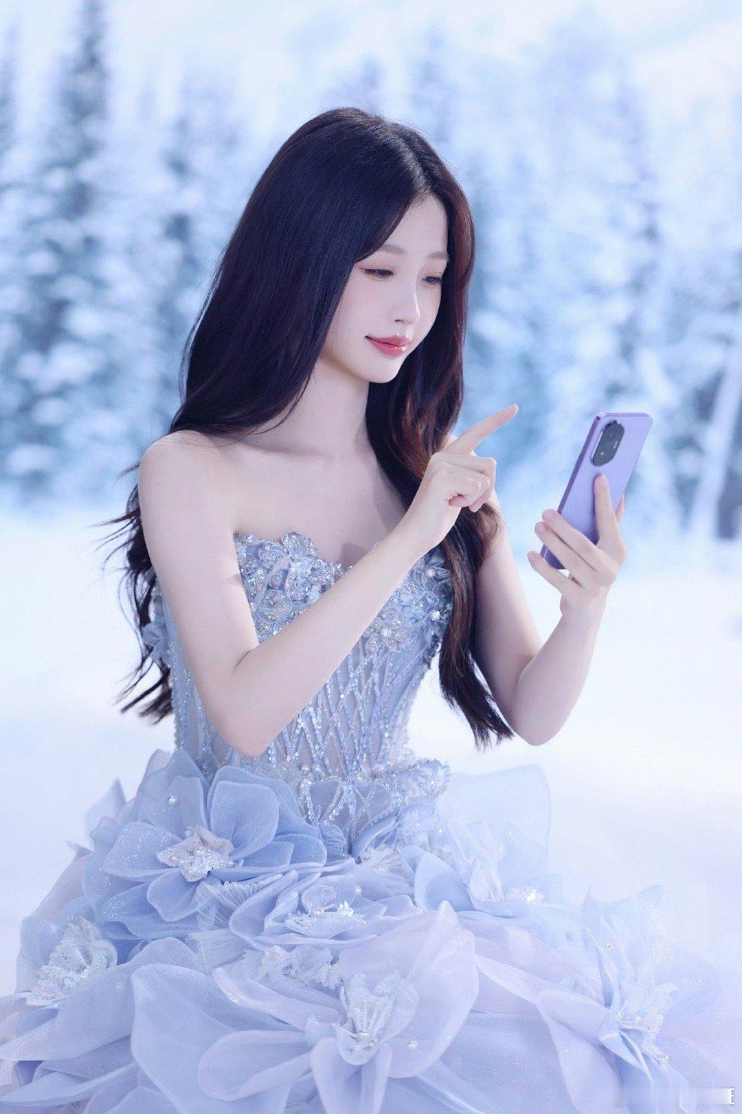 虞书欣 冬日精灵 她就如那冰山雪莲，清新自然，如精灵般神秘，让人情不自禁地想要靠