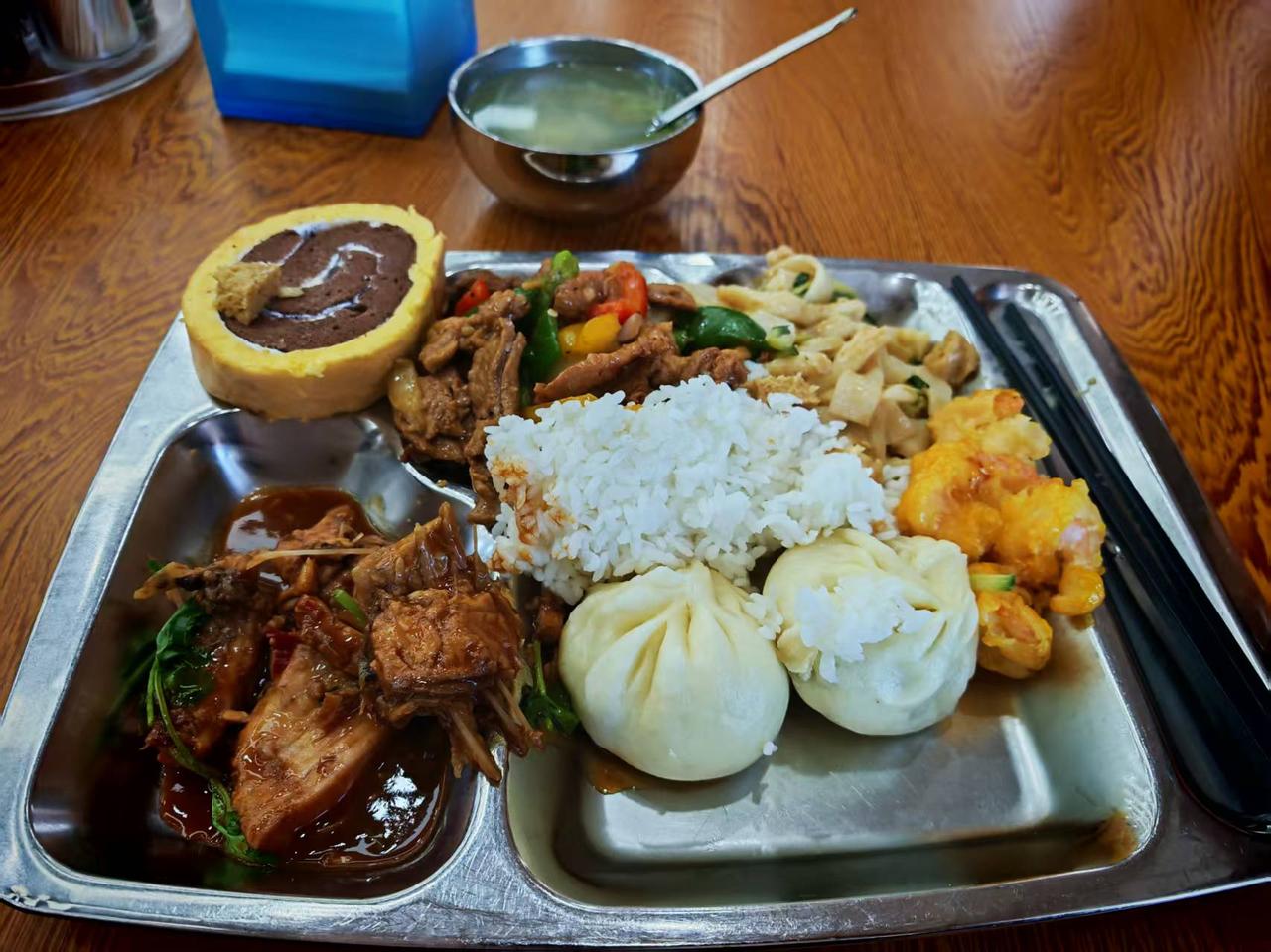 晚上饿了，看看以前的一顿饭，也是挡饿的吧？[呲牙]
人生苦短，及时行乐是硬道理。