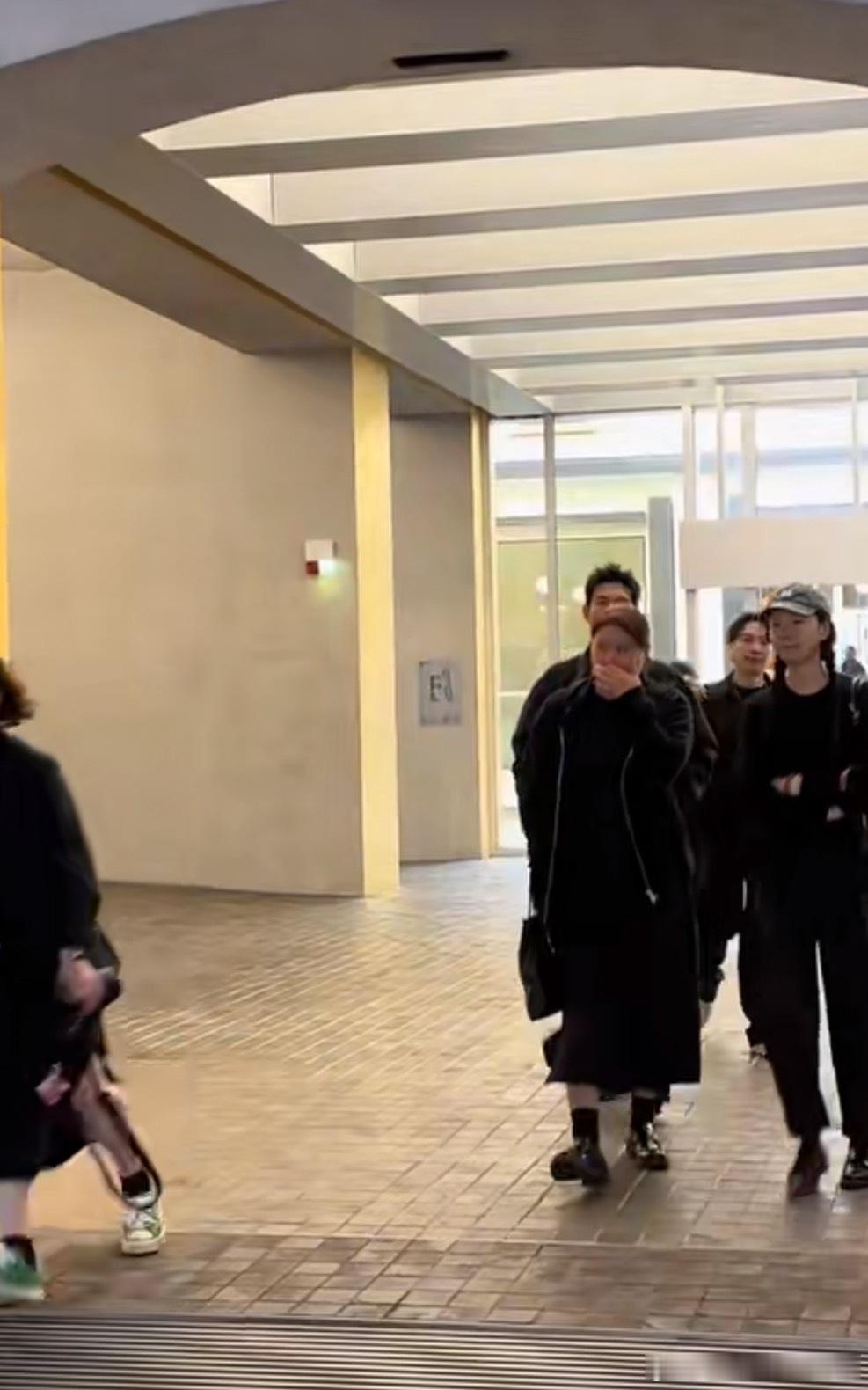 #李现米兰被偶遇##米兰偶遇李现#米兰偶遇李现，水灵灵的偶遇上了，好帅啊 ​​​