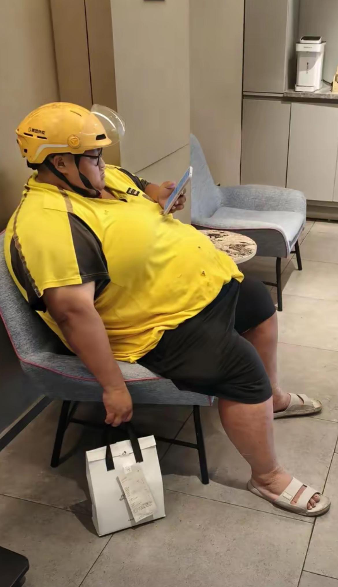 没挣钱的营生选择去送外卖再正常不过了，他们都是可怜人，就连我都动过这个心思，但只