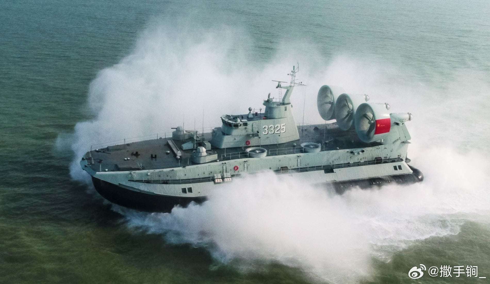 《海军新闻》说中国正在建造更多的巨型野牛级气垫船。超大型气垫船提供了一种罕见且专