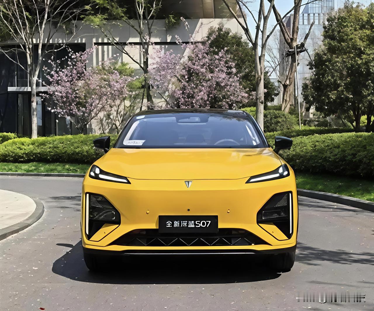 头上顶个雷达跑高速，终于不用听嗡嗡嗡了？

深蓝S07乾崑版这次装的这颗激光雷达