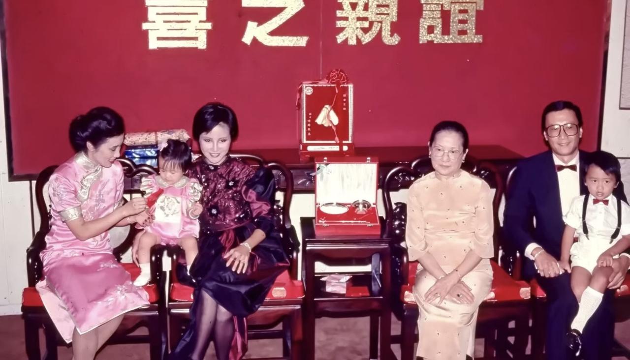没想到谢霆锋的亲妹妹谢婷婷，干妈居然是汪明荃！这张70年代的老照片，就是当年两人