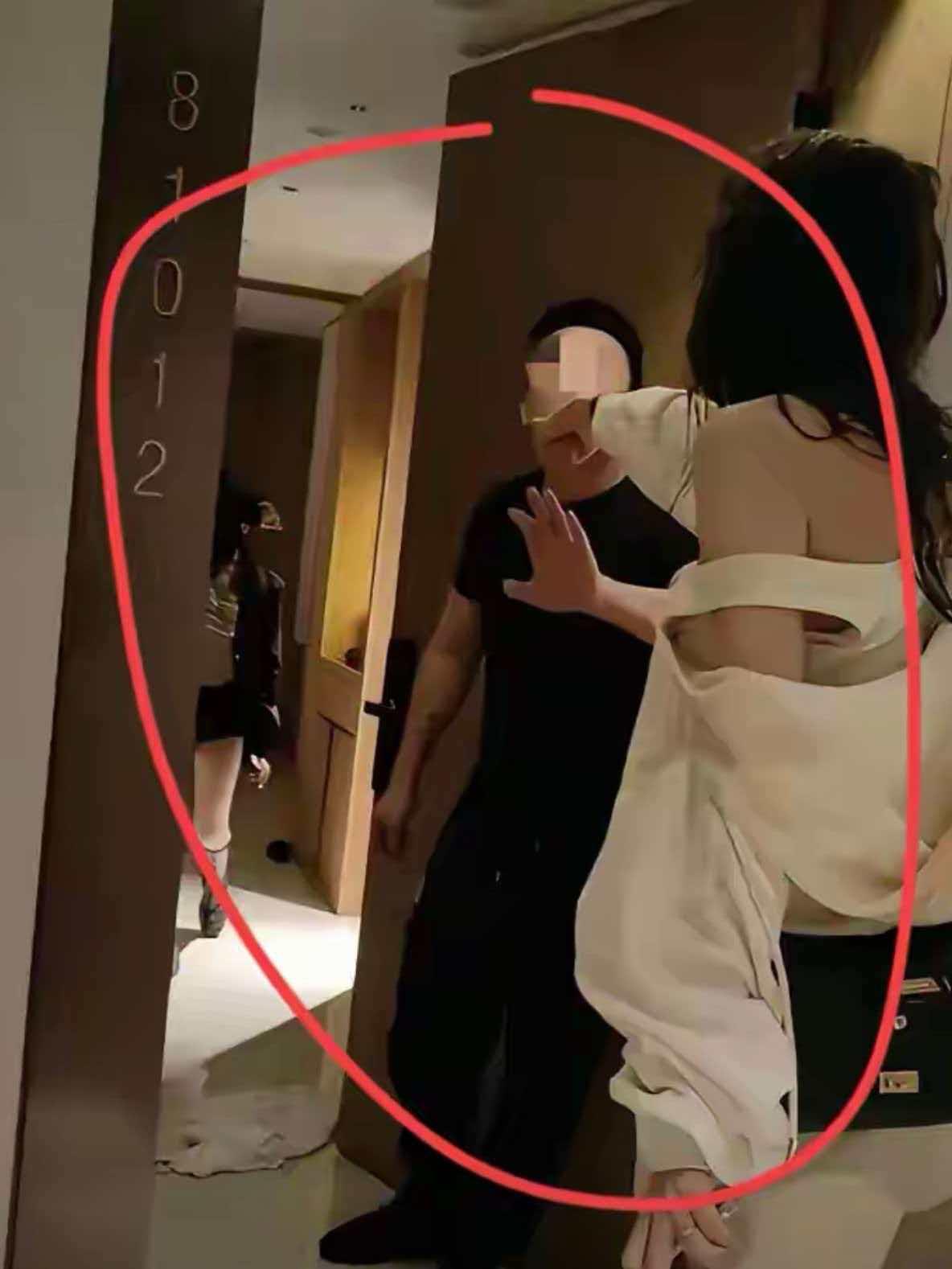 陕西渭南合阳县，金兴发现妻子雷洁婚内出轨，深夜叫上3名亲友闯进两人租住的出租屋，