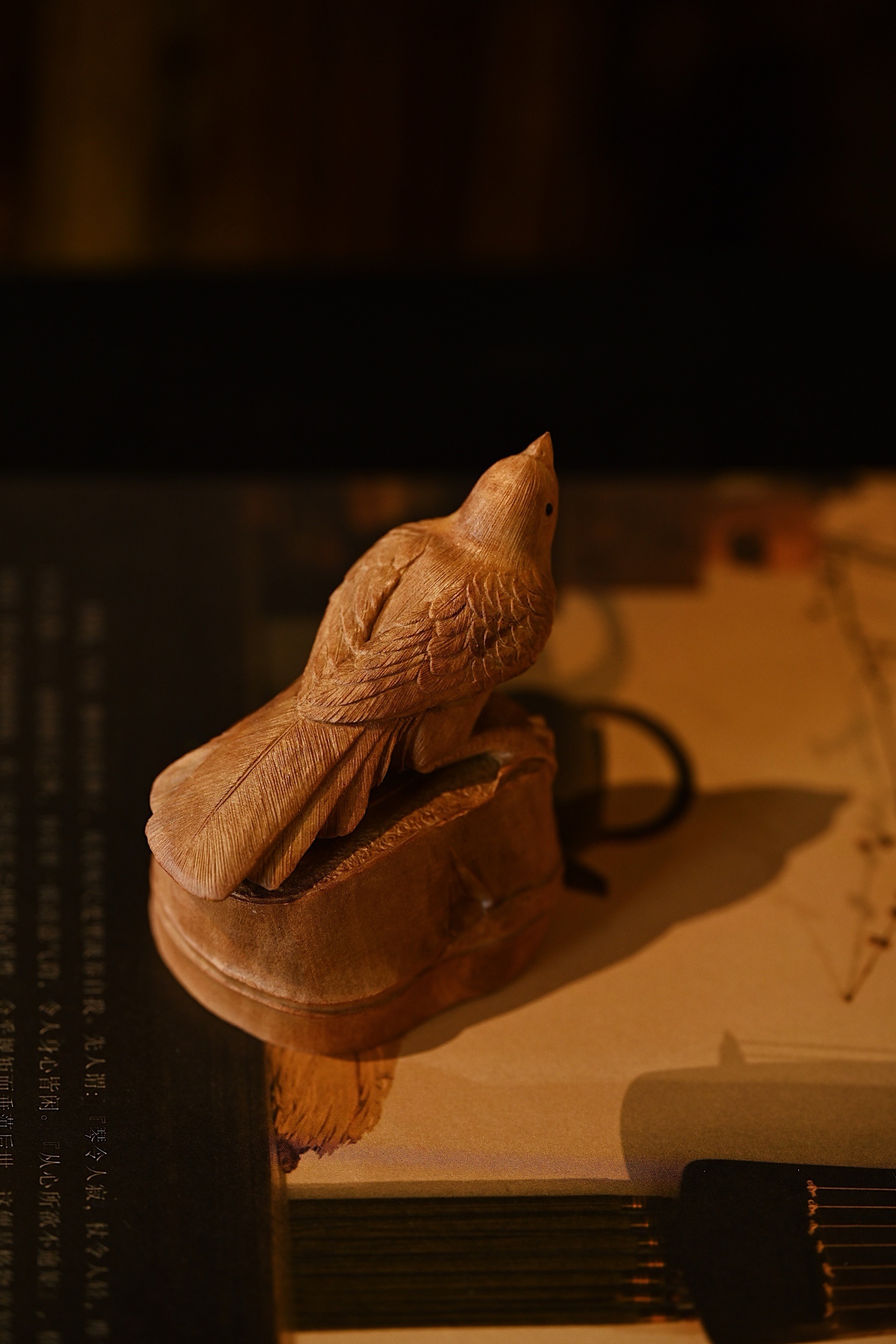 老山檀 | 雀语清音 小摆件雕工细腻，气韵灵动，鸣雀引颈啭鸣立于竹节之上，羽毛层