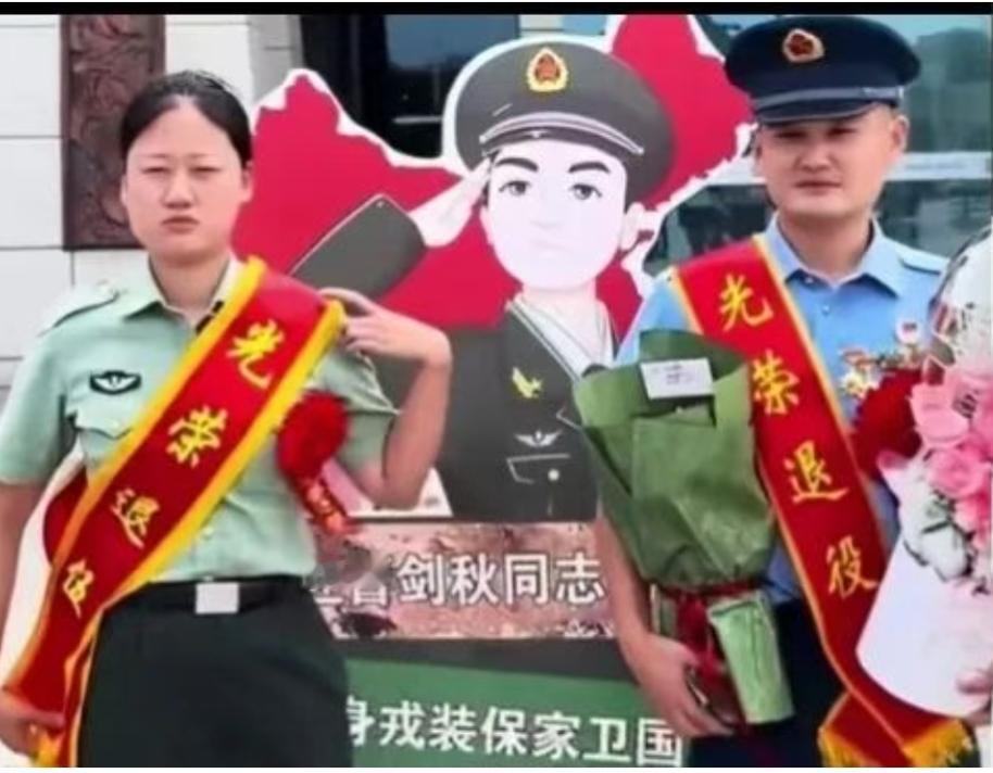 又是一年退伍季。
许多现役军人退出现役。退伍回家，在当地车站，受到许多地方上人员
