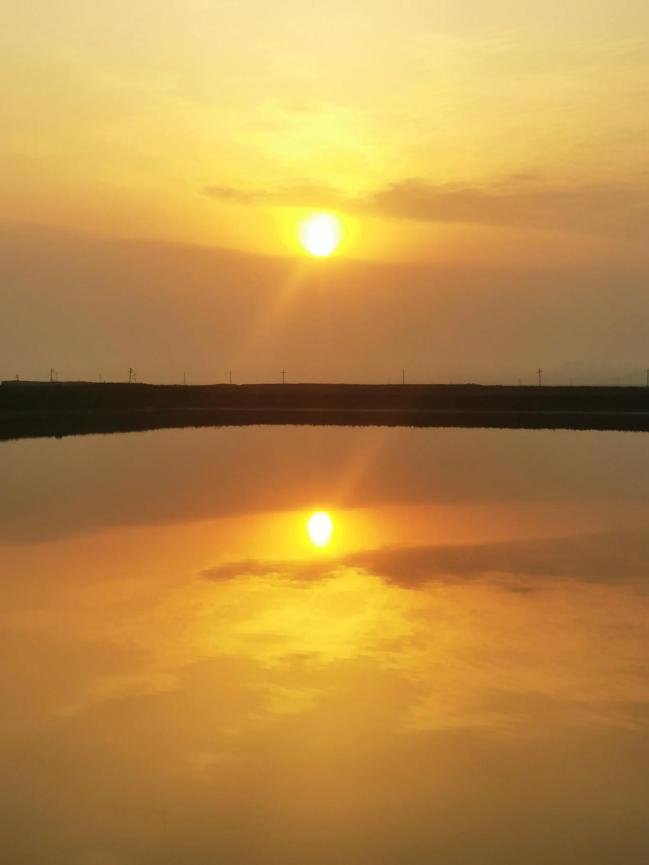 神秘湖境 | 谁的眼眸被落日点燃？

当最后一缕金光刺破云层时，整片湖水突然开始