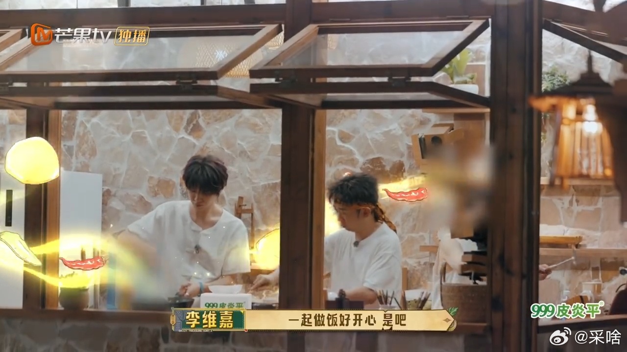 黄明昊隐藏厨神舞台上闪闪发光，走进厨房气场切换，黄明昊化身低调隐藏厨神。 