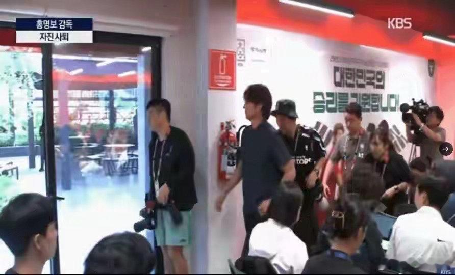 韩国媒体给主教练洪明甫打马赛克输球我们认，但给洪明甫打马赛克算什么？KBS把主教