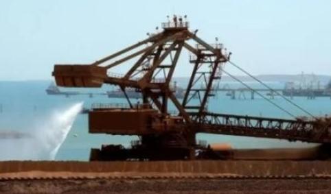 中国买矿石坚持用人民币，不玩美元那一套了。美国让澳大利亚必须用美元卖，结果自己又