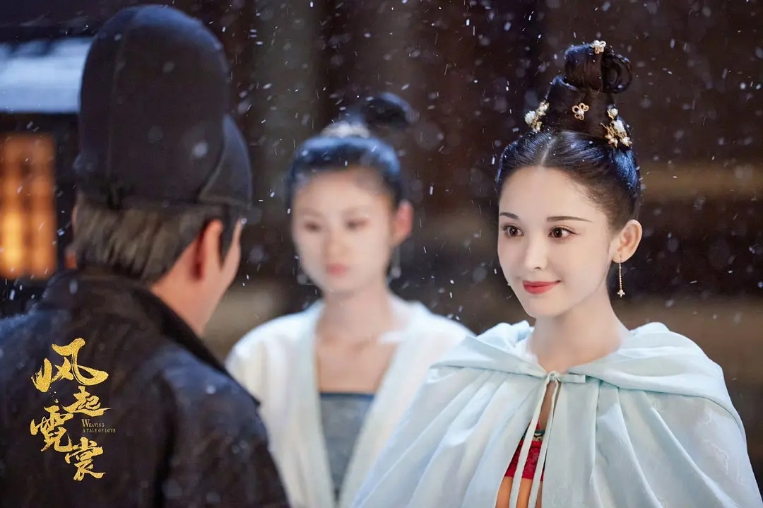 这头发显得娜扎眉眼有点奇怪