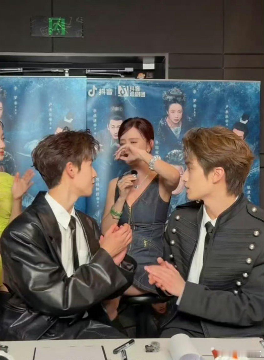 张萌冰湖重生直播哭了开播第一天就哭了