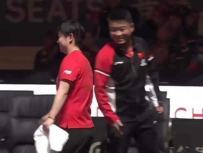 看到王皓对孙颖莎那“不值钱”的笑容，才懂什么叫国乒“隔队宠”！
 
混团世界杯对