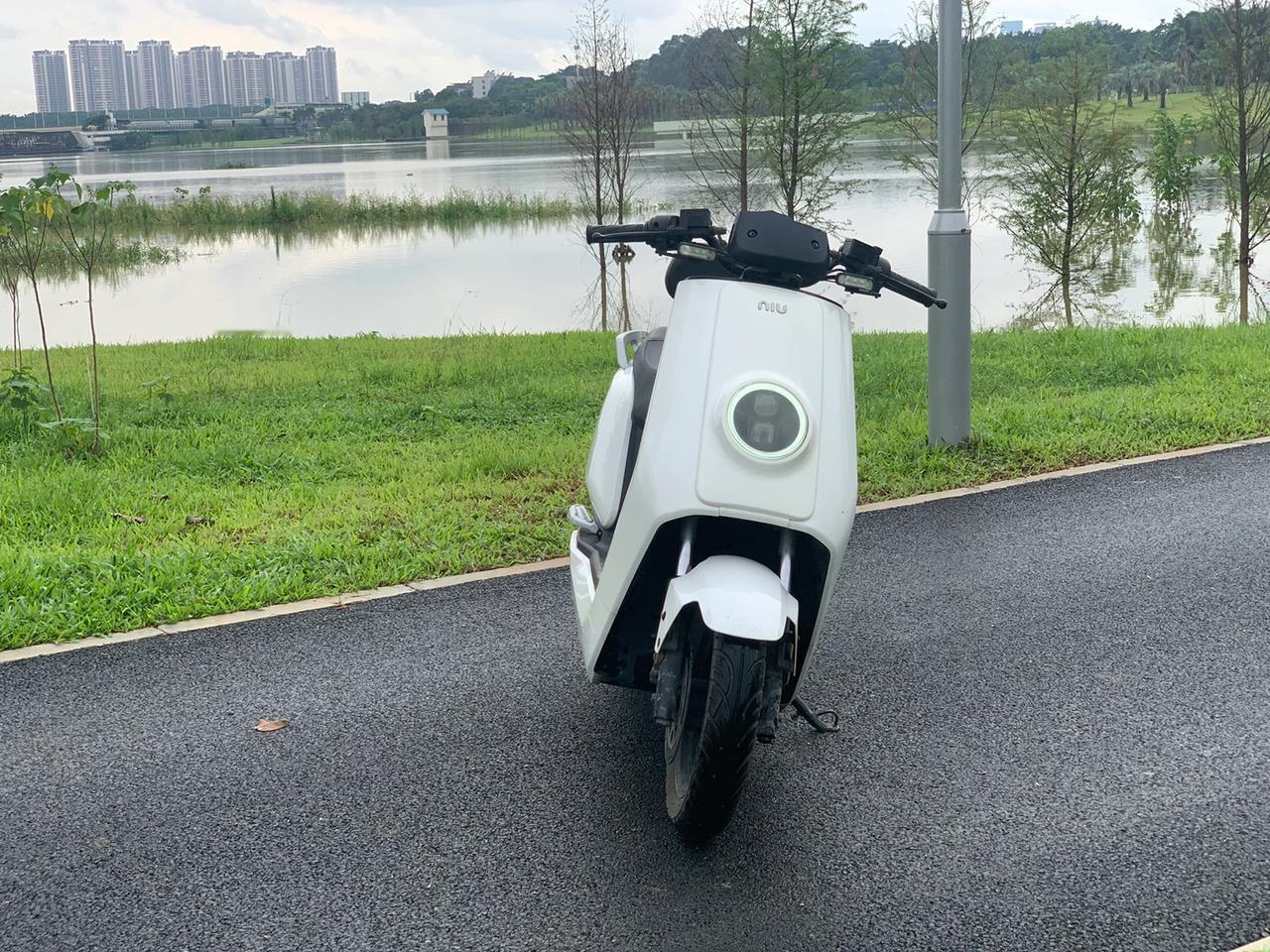 小牛十年前以“两轮特斯拉”出圈，靠“智能电驴”杀出红海，上市盈利风光无两；如今成