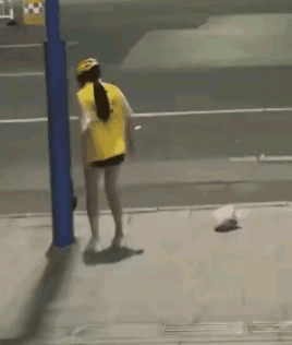 女骑手深夜送餐车辆被盗后大哭？昆明警方：该条视频系蓄意编造摆拍，目前当事人正在接