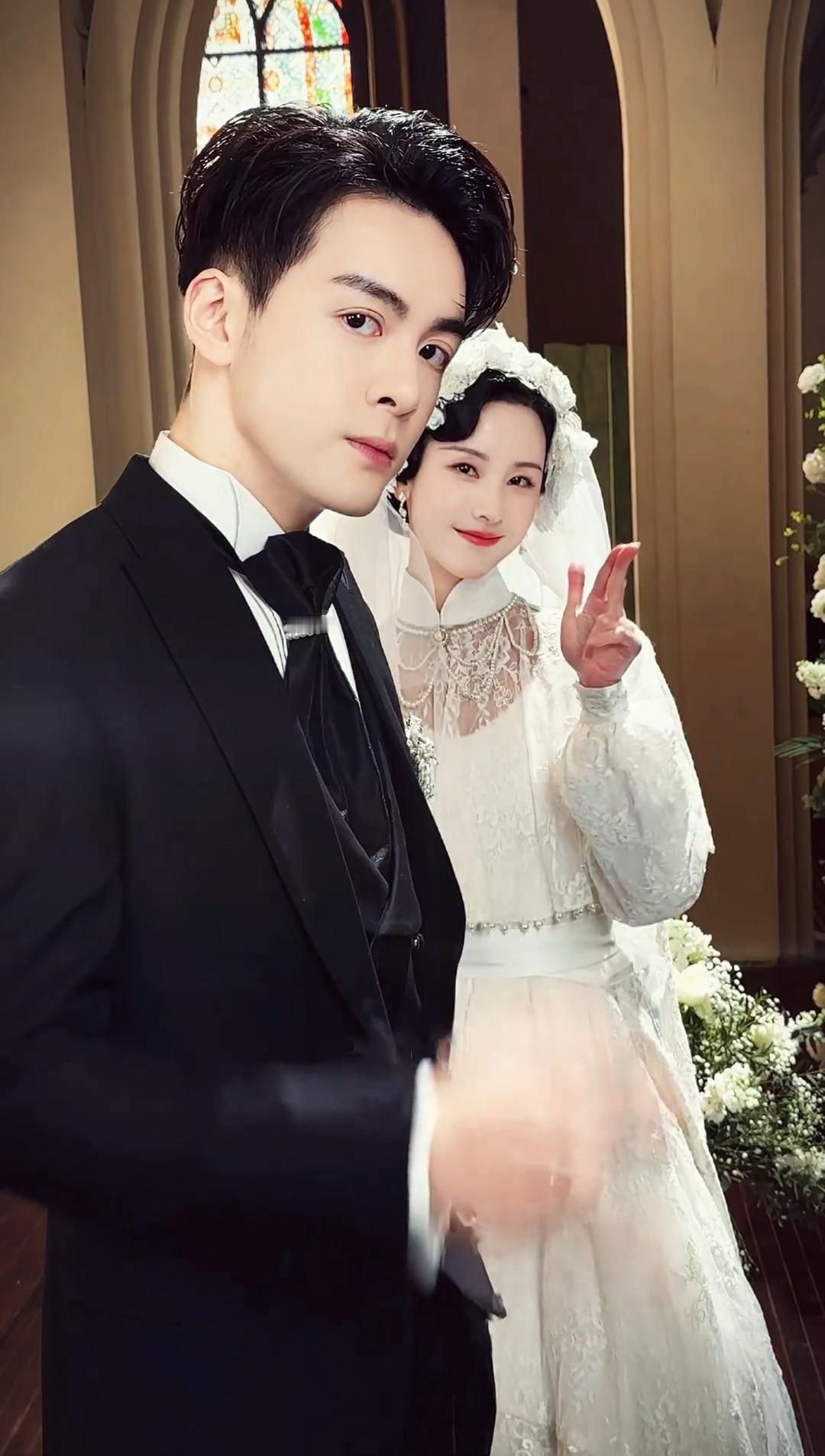 没想到我们《孤舟》还有售后陈都灵曾舜晞发了婚纱共创啊啊啊三搭走起！陈都灵曾舜晞婚