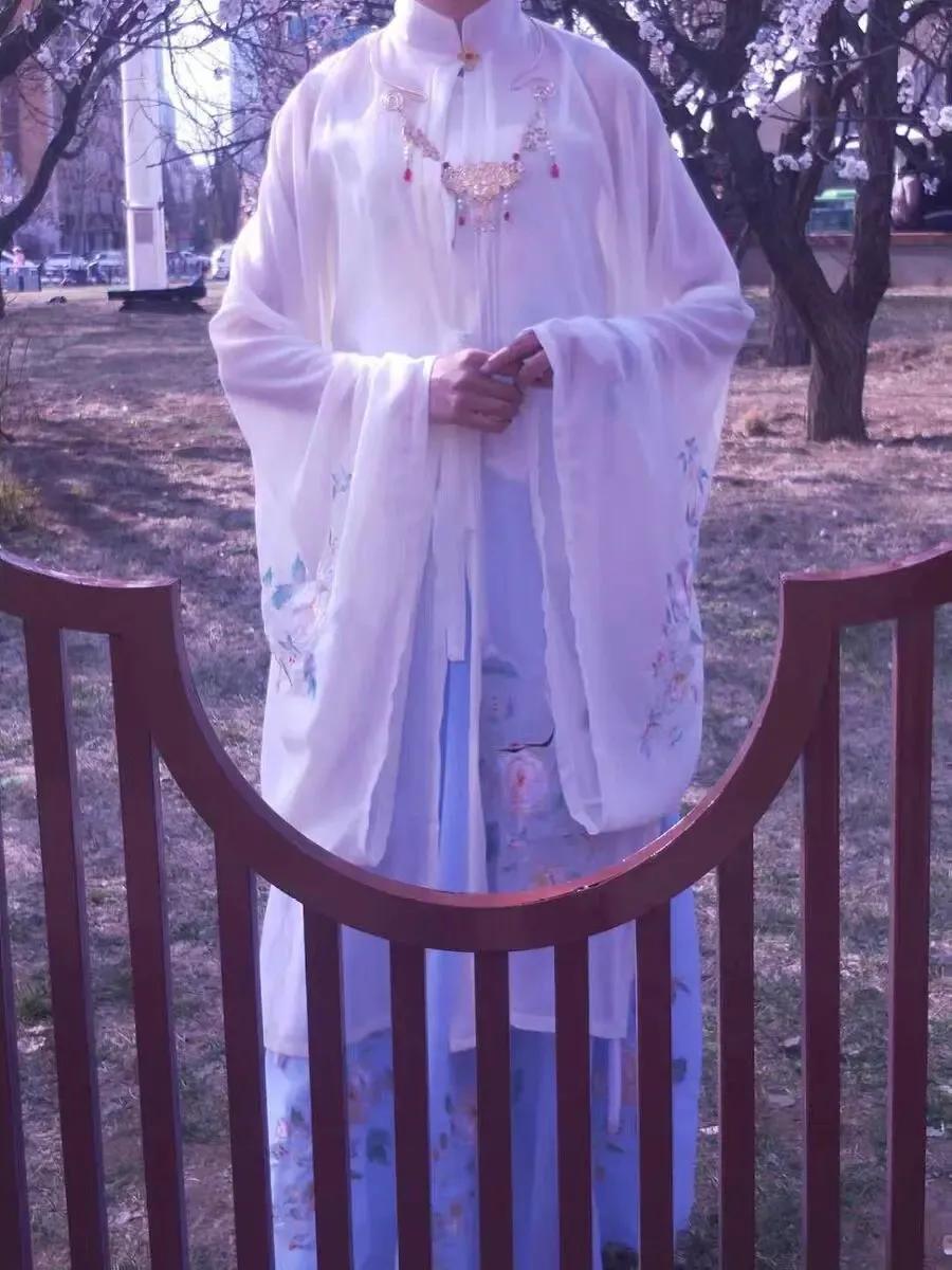 女朋友喜欢汉服，但是她喜欢的汉服有点暴露，我不想让她穿出去，她却不听反而有点生气