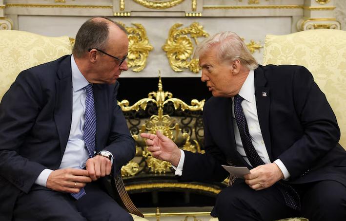 特朗普否认在以色列压力下发动军事打击

特朗普在椭圆形办公室接待了德国总理默茨，