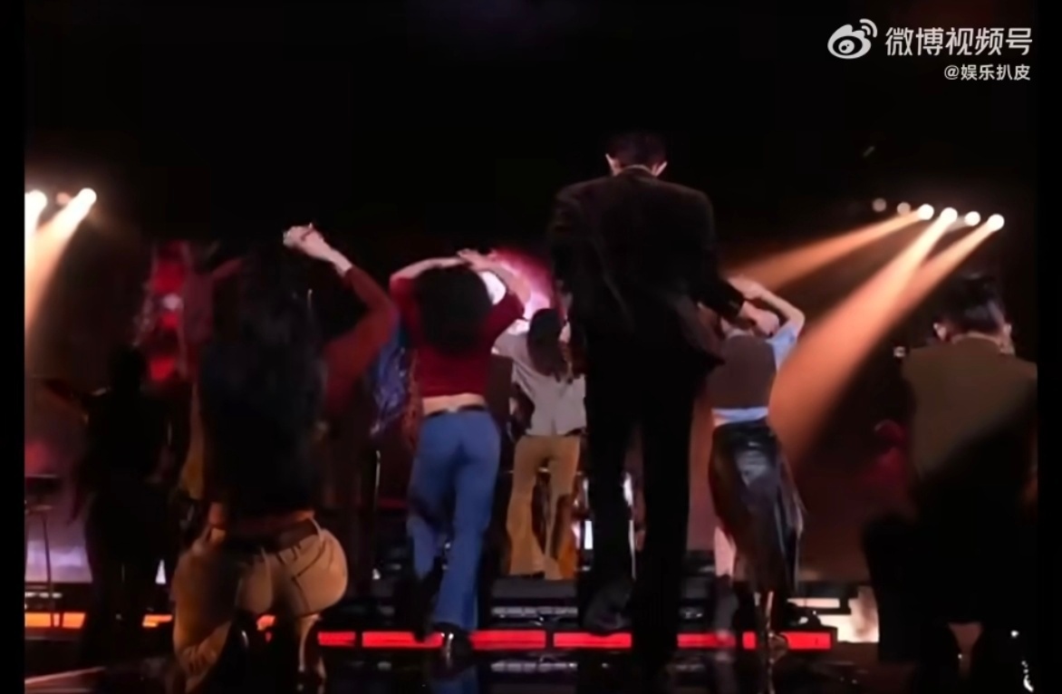 易烊千玺跳失重狂野的探戈同龄人中最强男明星！没有之一！[心][心]此男是神，会唱