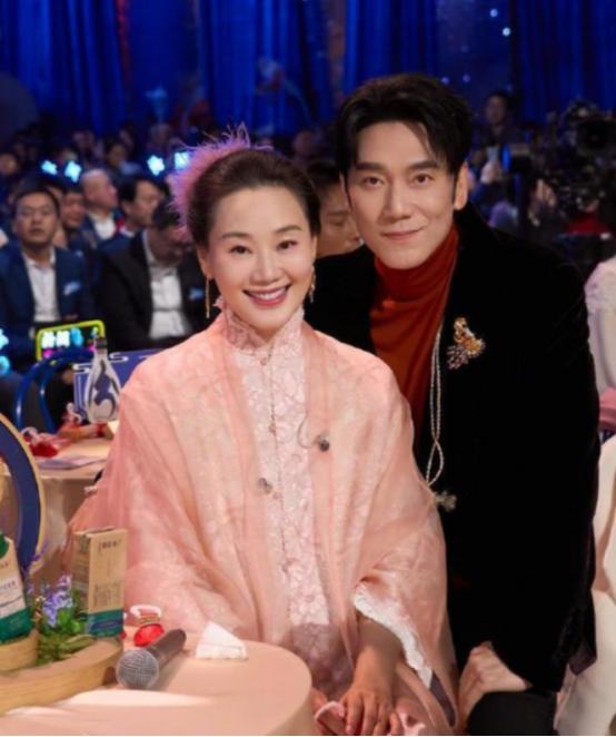 林依轮甩掉人老珠黄的发妻，转身娶了选美冠军西华，婚后他将600万积蓄全交给老婆保