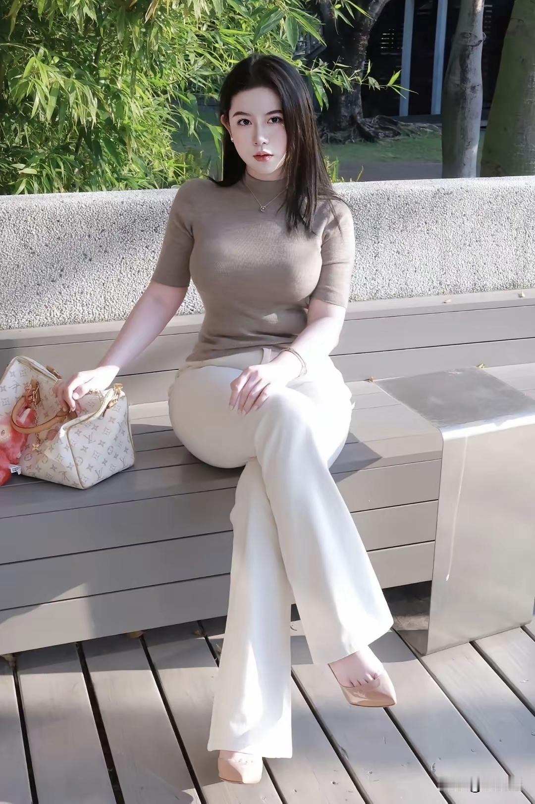 清江引·佳人春日闲景
浅咖裁衣娇姿倚，
米裙晴曦里。
竹风抚发柔，
石凳闲情寄。