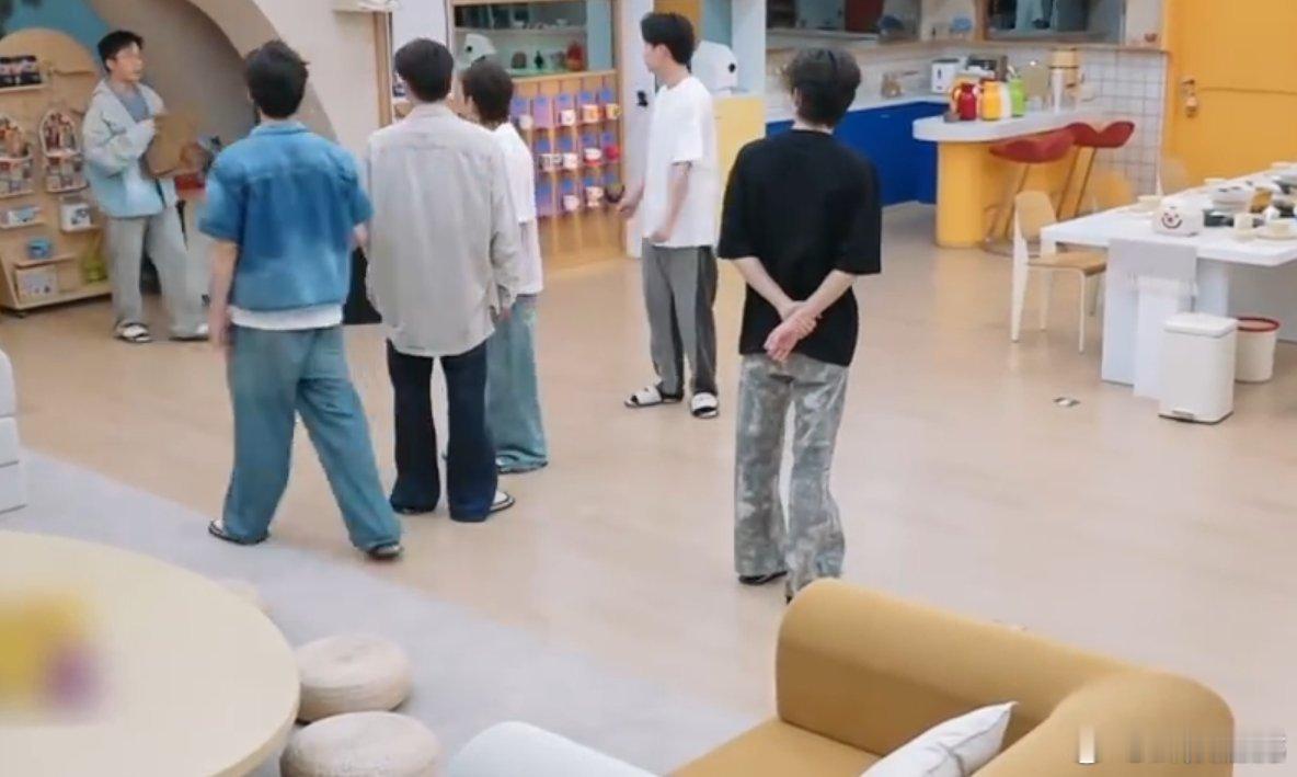 王安宇不吃水里的所以只吃鸭头我们的宿舍 谁懂啊！王安宇在宿舍说“不吃水里的”，大