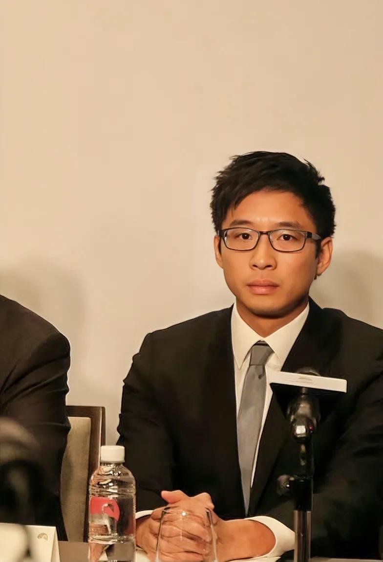 还单身的5大超级富二代：
1、王思聪， 35岁，身高178cm，伦敦大学毕业
2