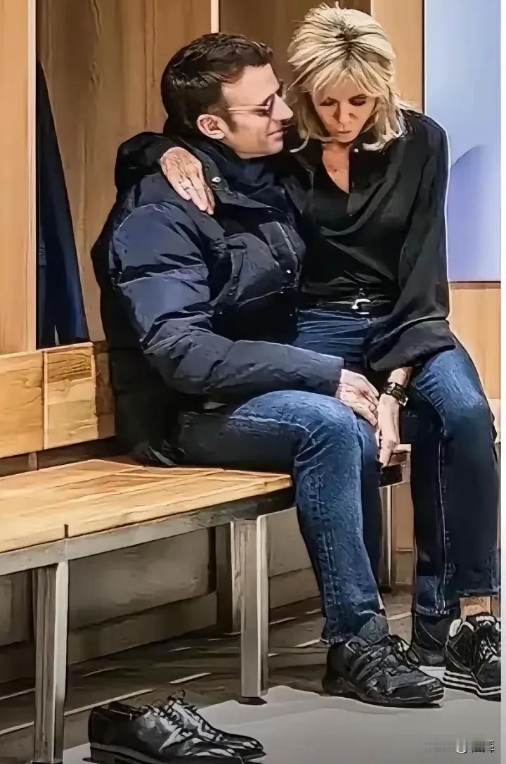 这样的画面
算不算岁月静好
是不是你向往的样子
反正是我喜欢的模样
他们坐在一条