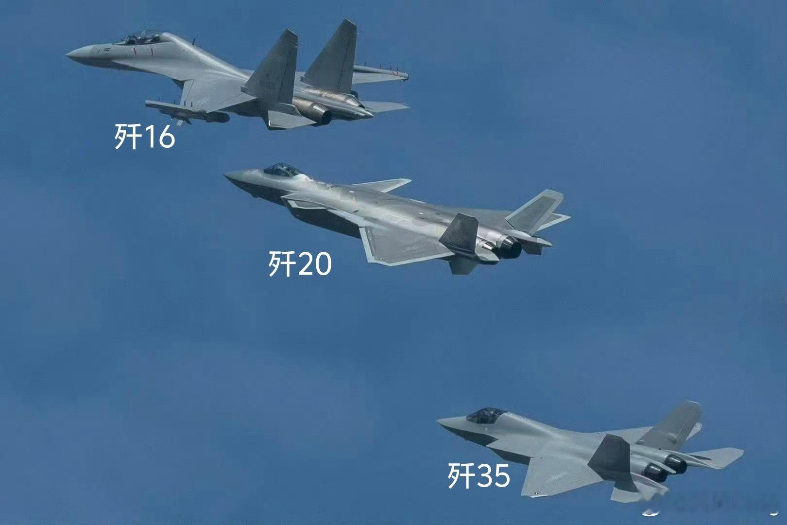 阅兵飞机歼16、歼20、歼35同框真的很激动，期待下一次阅兵3款六代机同框的时刻