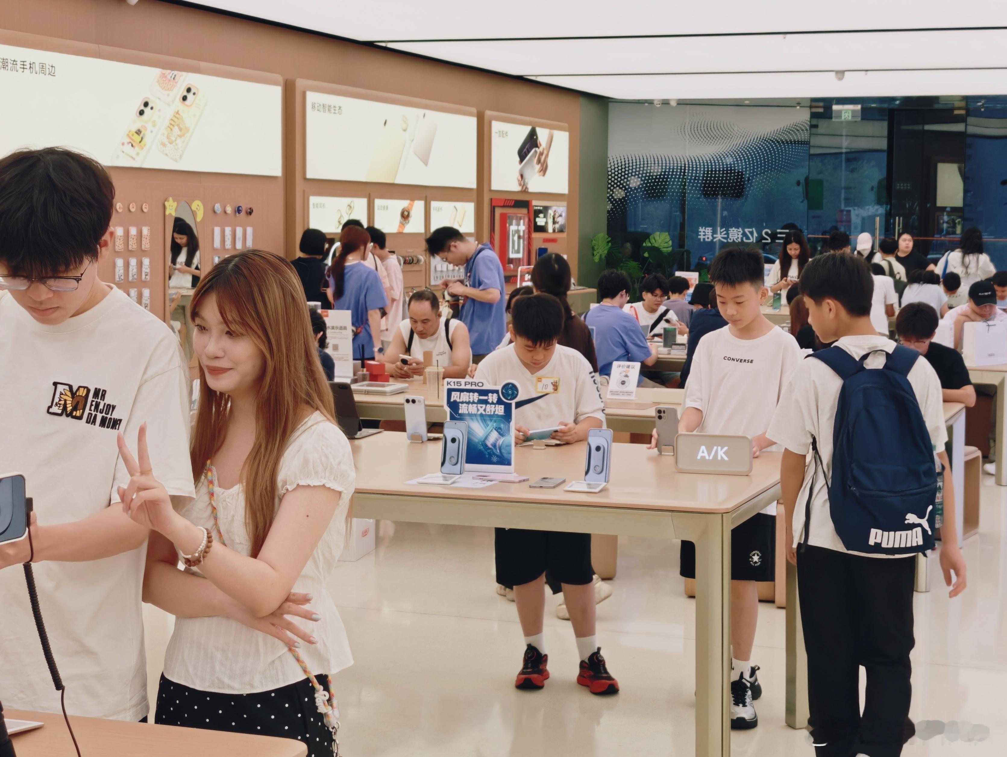 一波史上最激烈的旗舰机神仙打架过后，OPPO Find X10 是真的杀出来了，