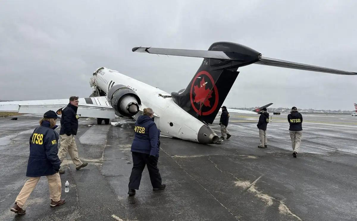 谁能想到美国纽约，一架刚落地的国际航班还没停稳，竟在跑道上被自家的重型消防车迎头