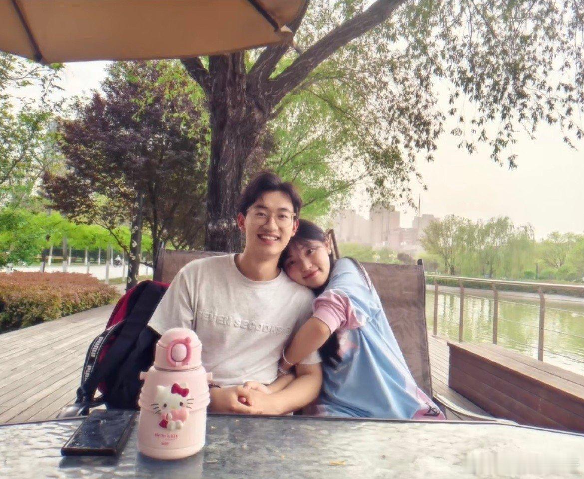 第一张合照搂的很紧 ​​​