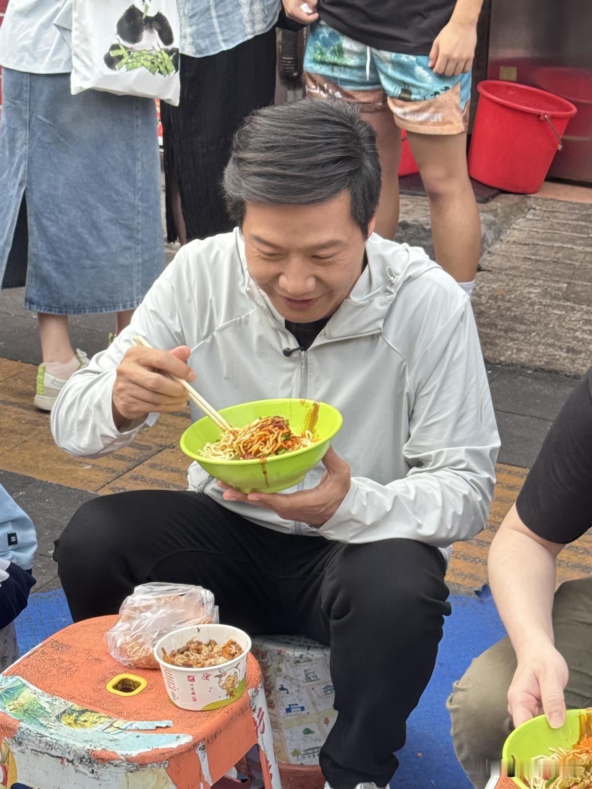 雷军在路边摊吃碗面居然被一些别有用心的人说成是模仿黄仁勋…

我TM就纳闷了，这