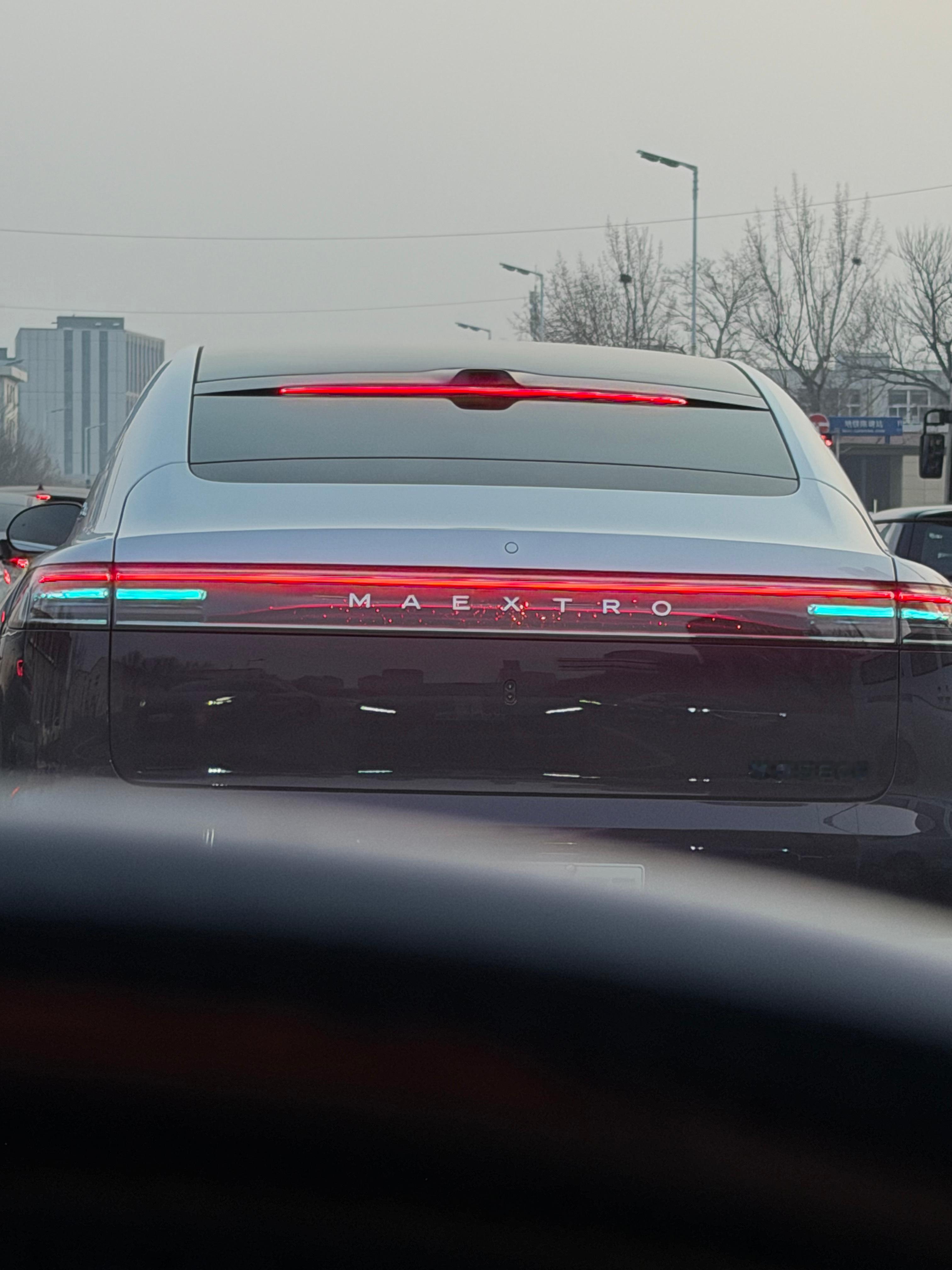 头一回在路上看到尊界s800，你们看尊不尊？ 