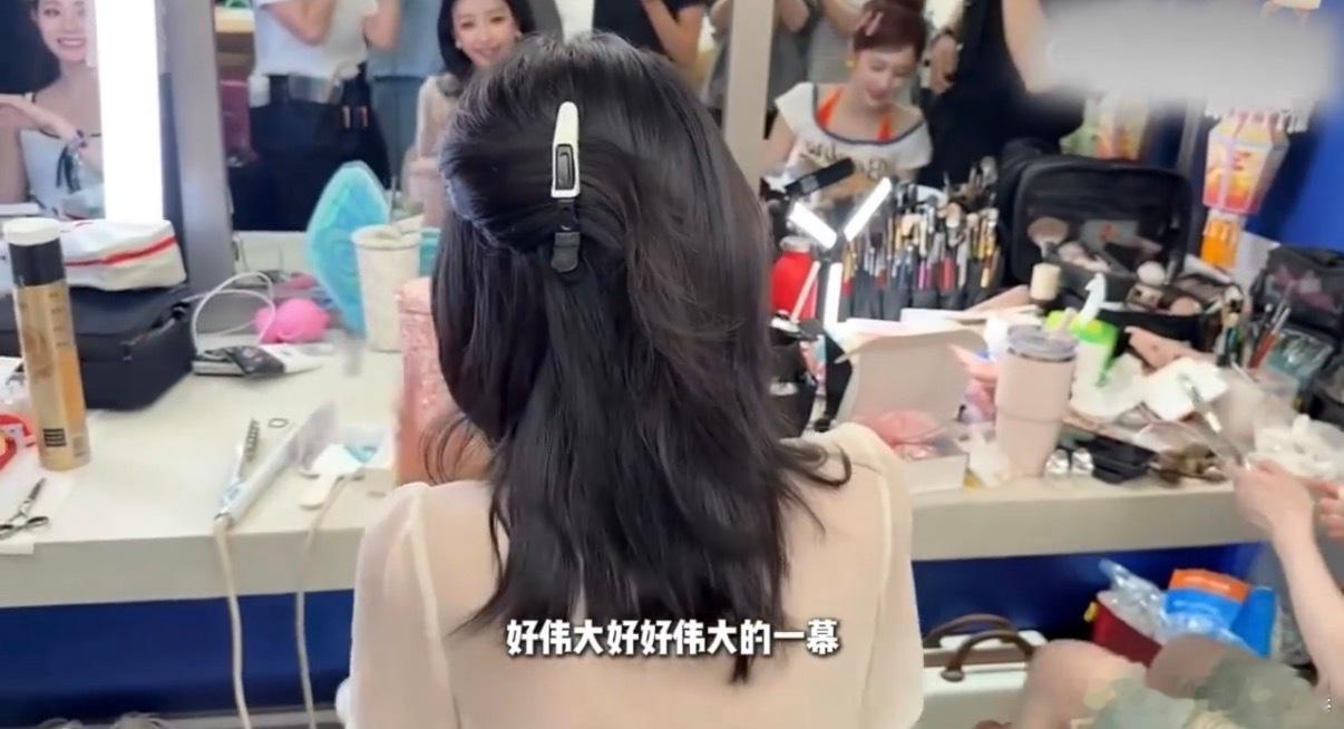 孙怡帮张慧雯摘美瞳 从开始到结束笑点不断，孙怡全程状态轻松，认真帮同伴解决小麻烦