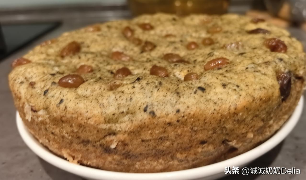第二次（今天）和第一次（5月20号）电饭锅版发糕对比图，确实是今天的发得更好。