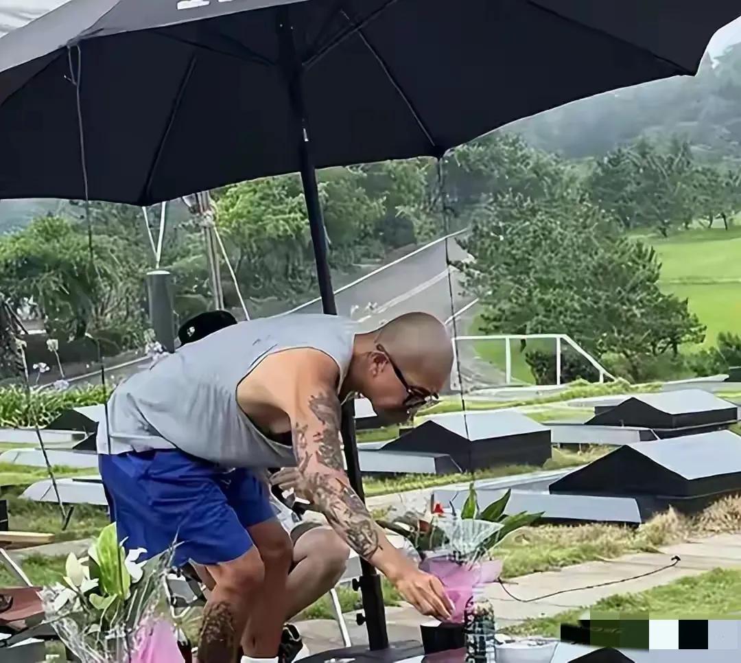 估计具俊晔走不出来了，也是最可怜的，不是表演而是实实在在的深情，每天在墓地吃饭，