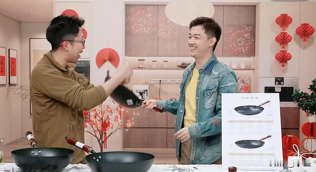 已经晚上10点了
董董和汉森交接班
看得出来俩人非常亢奋[偷笑]
汉森亢奋就算了