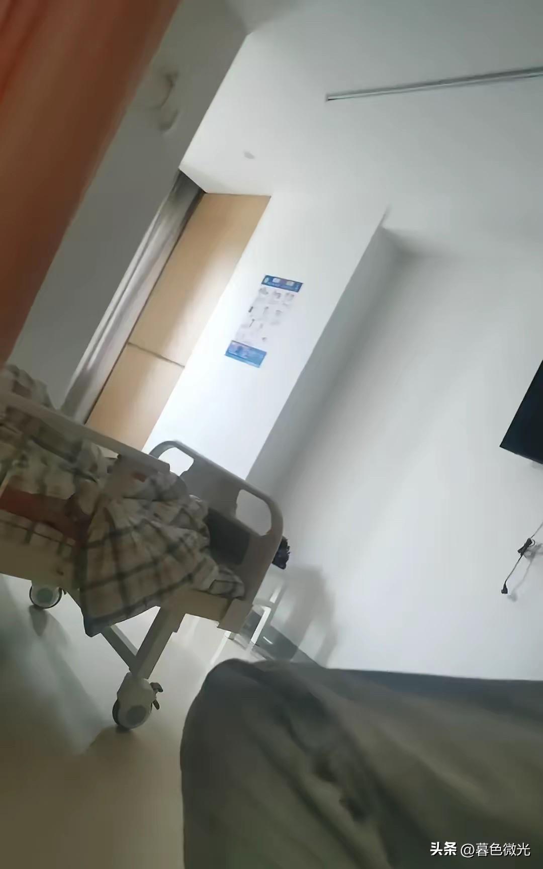 终于把老妈送到养老院了，也不想管亲戚朋友说我不孝了．我叫了几个人，把老妈抬到车上