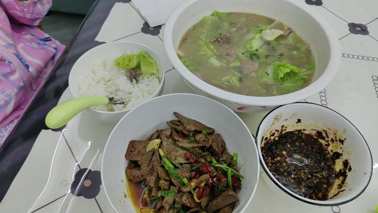 家常便饭，着实能带来简单的幸福。就拿我来说，忙碌一天回到家中，瞧见餐桌上妈妈做的