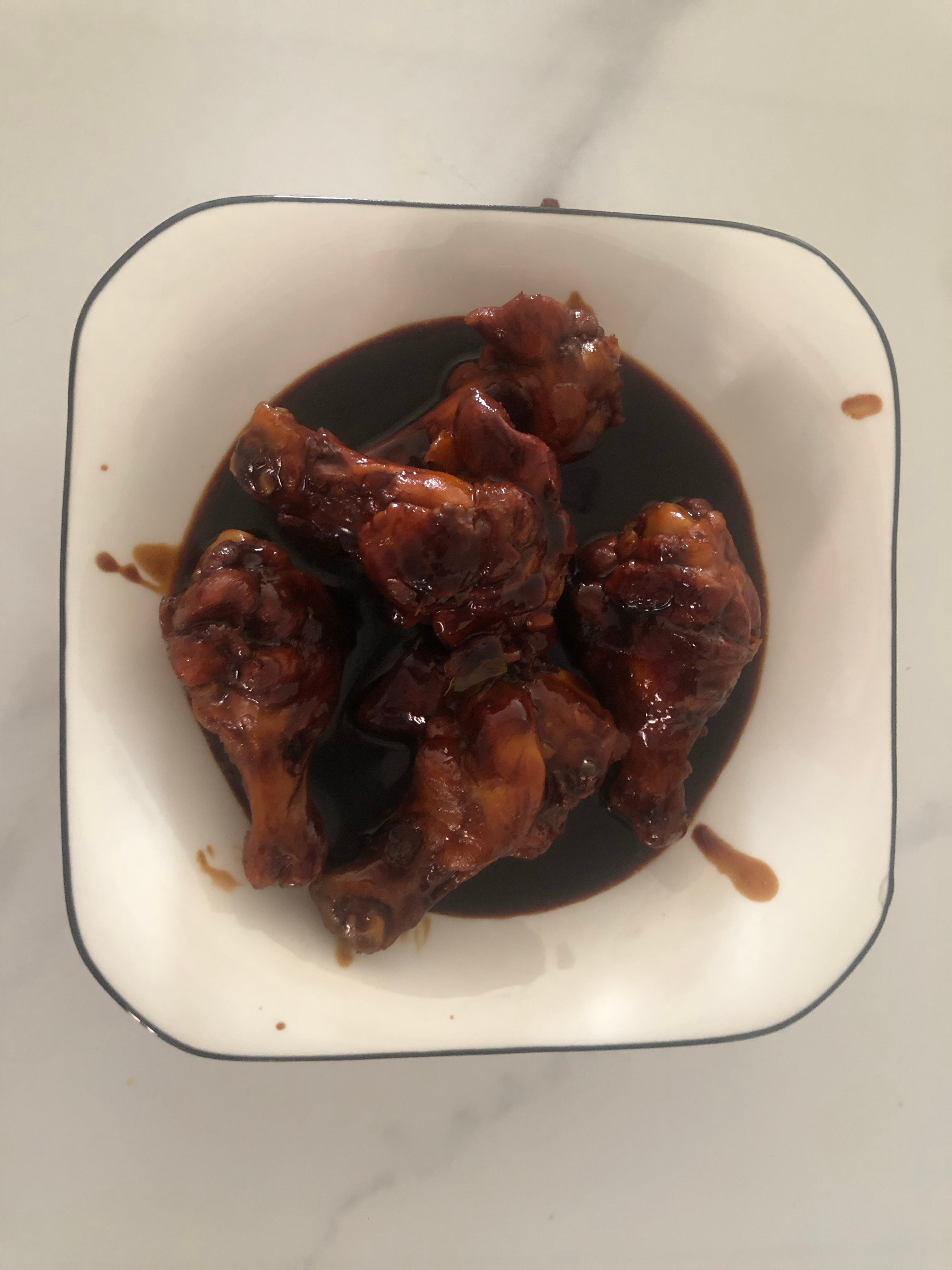 新鲜出炉的酱油鸡腿。第一次煮这个菜，放佐料全凭喜好。